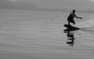 爱游戏官网-“宽板滑水：东三叉湖赛场见证新一代水上运动的崛起”